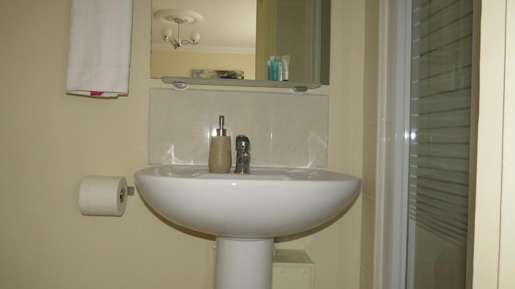 Montrose Guest House Ромфорд Екстер'єр фото