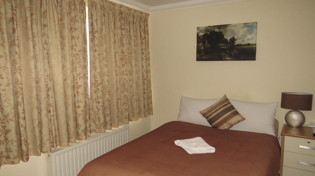 Montrose Guest House Ромфорд Екстер'єр фото